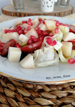 Una foto de Ensalada de pera y granada