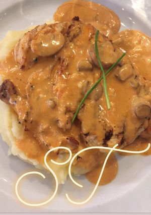 Una foto de Pechugas con salsa stroganoff