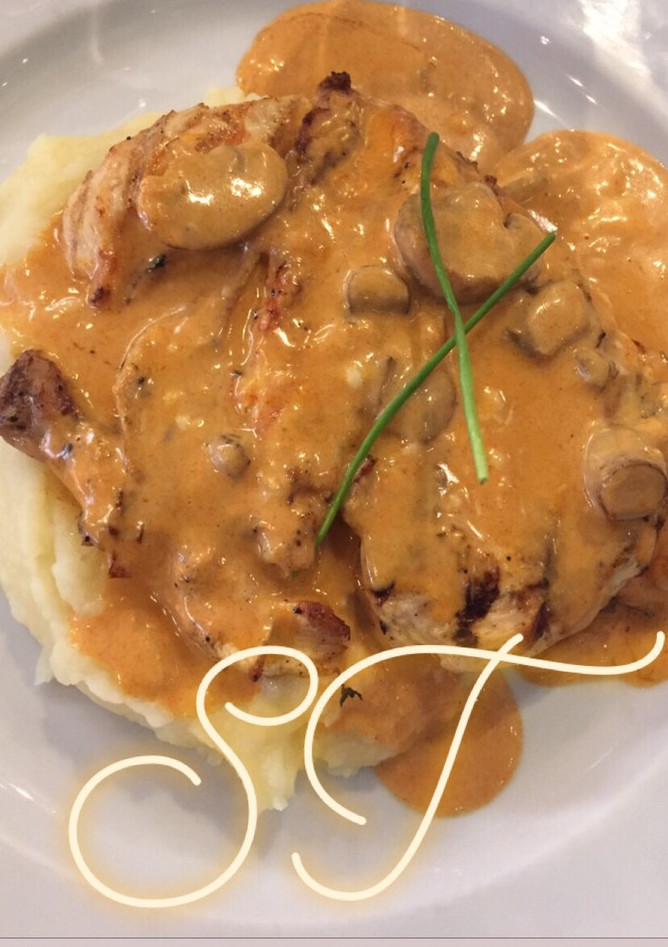Una foto de Pechugas con salsa stroganoff