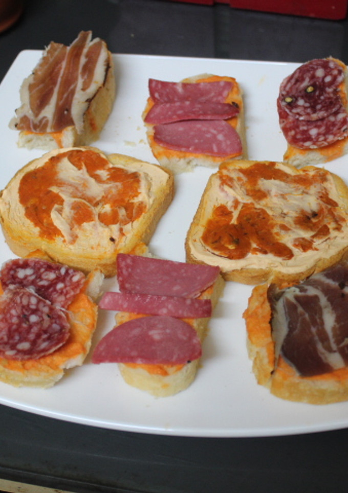 Una foto de Rebanadas de pan con embutido variado