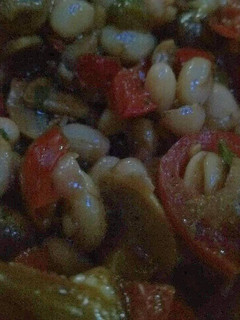 Una foto de Ensalada templada de alubias con verduras asadas y setas