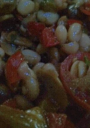 Una foto de Ensalada templada de alubias con verduras asadas y setas