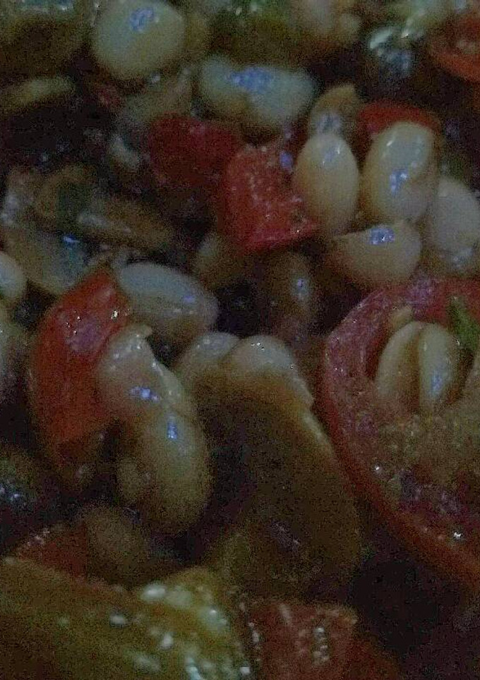 Una foto de Ensalada templada de alubias con verduras asadas y setas