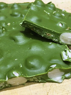 Una foto de Chocolate de té verde Matcha con nueces de macadamia