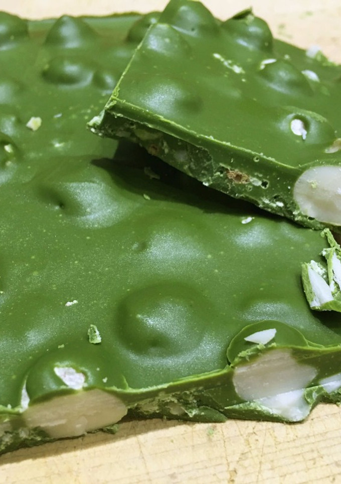 Una foto de Chocolate de té verde Matcha con nueces de macadamia