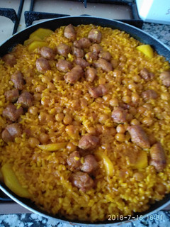Una foto de Arroz séquito con longanizas