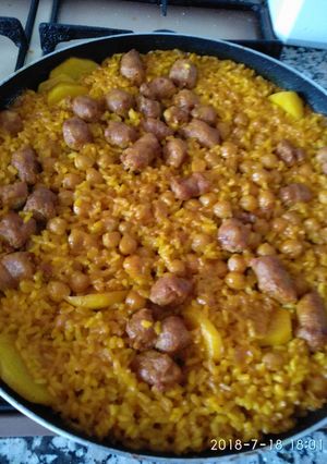 Una foto de Arroz séquito con longanizas