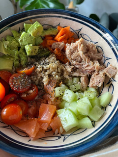 Una foto de Poke bowl de salmón