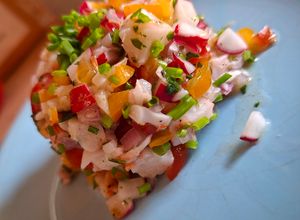 Une photo de Tartare de crevettes, radis, tomates et citron