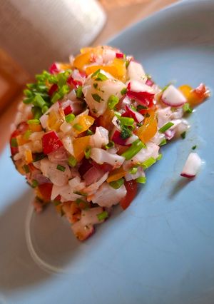 Une photo de Tartare de crevettes, radis, tomates et citron
