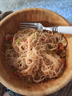Una foto de Fideos de arroz con verduras
