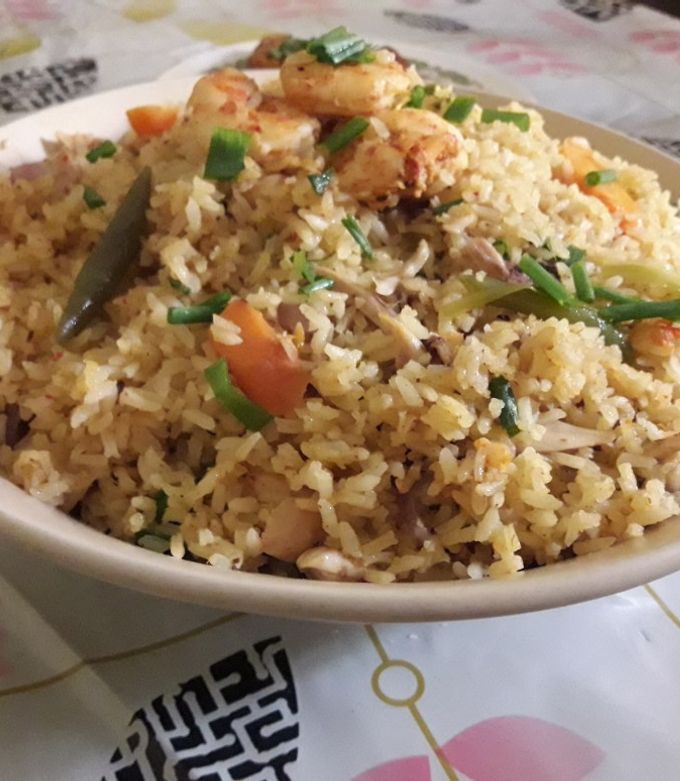 A picture of Khao Pad Gung.