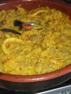 Una foto de Paella de mariscos y carne