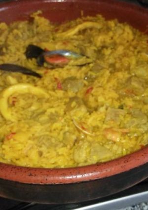 Una foto de Paella de mariscos y carne