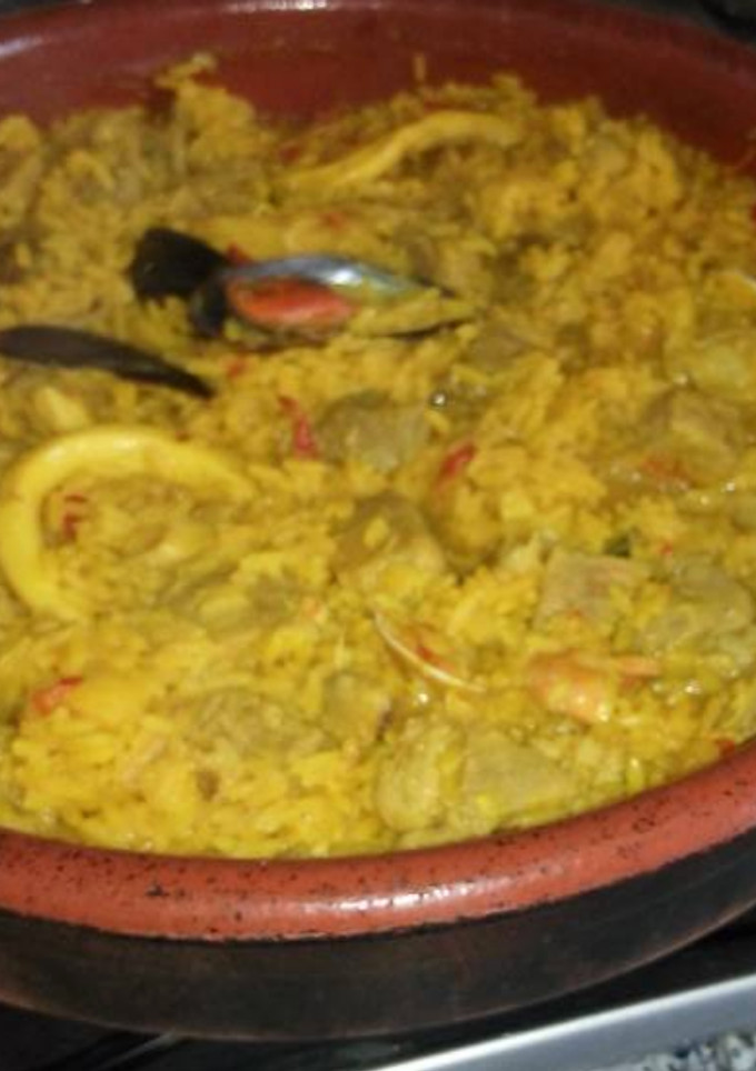 Una foto de Paella de mariscos y carne