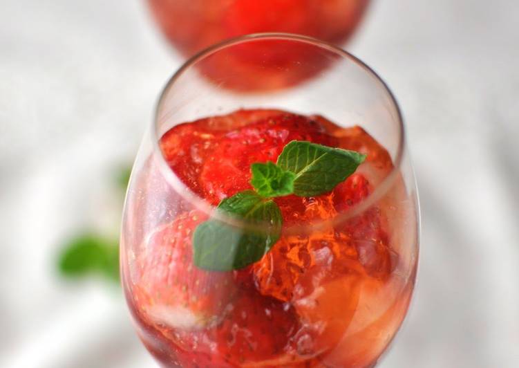 Recipe: Appetizing Strawberry Gelée with White Wine (Strawberry Jello)