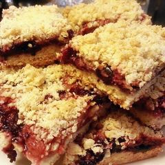 A picture of Berry Crumb Bars.