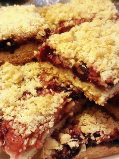A picture of Berry Crumb Bars.