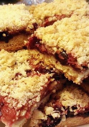 A picture of Berry Crumb Bars.