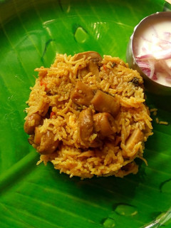 ஆம்பூர் காளான் பிரியாணி(ambur mushroom biryani recipe in tamil) செய்முறை முக்கிய புகைப்படம்