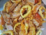 Vegyes Sült halas gyümölcsös tál bacon-nal és zöldségekkel sütve