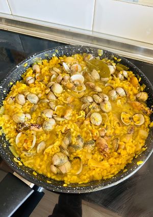 Una foto de Arroz con berberechos y chipirones