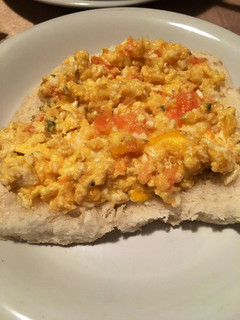 Una foto de Huevos con tomate 🥚🍅
