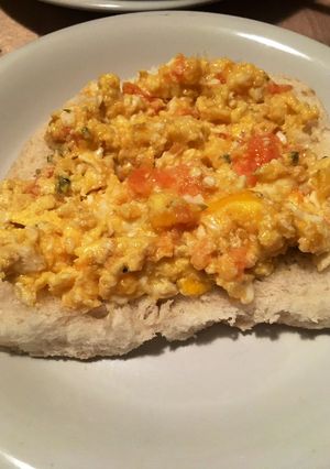 Una foto de Huevos con tomate 🥚🍅
