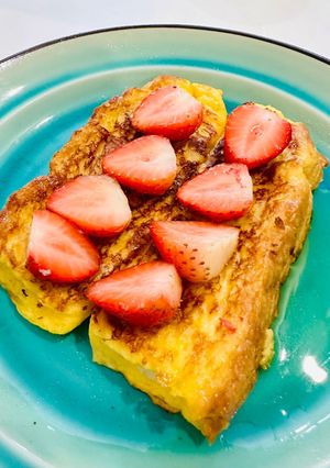 Hình của món French toast - 2 Cách ăn sandwich với dâu tây cho bữa sáng nhanh gọn.