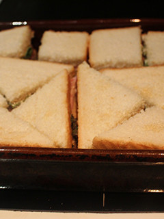 Una foto de Pan de molde con lechuga y jamón cocido