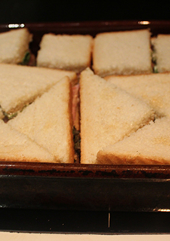 Una foto de Pan de molde con lechuga y jamón cocido