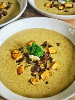 Kartoffel-Brokkoli-Hack Suppe mit frittierten Kartoffelstückchen Rezepthauptbild