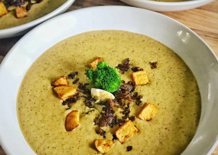 Kartoffel-Brokkoli-Hack Suppe mit frittierten Kartoffelstückchen