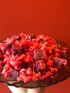 Una foto de Ensalada de pasta con remolacha