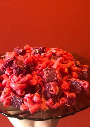 Una foto de Ensalada de pasta con remolacha