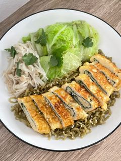 รูปของ บะหมี่ไข่ม้วนไส้ผักโขม