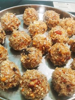 नारळ, ड्रायफ्रुट्स लाडू (naral dryfruits laddu recipe in marathi) रेसिपी चे मुख्य फोटो
