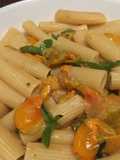 Rigatoni amarillos (tomatitos y flores de zucchini)