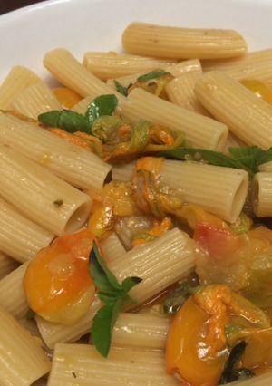 Una foto de Rigatoni amarillos (tomatitos y flores de zucchini)