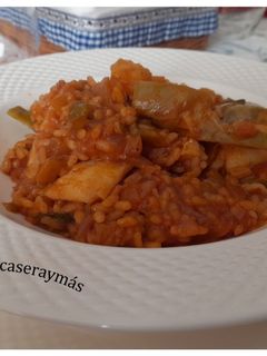 Una foto de Paella de bacalao y alcachofas