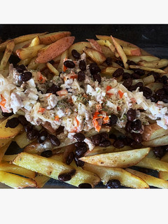 Una foto de Papas Nacho con frijoles negros
