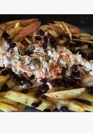Una foto de Papas Nacho con frijoles negros