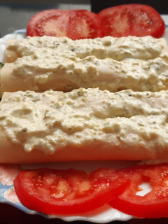 Una foto de Canelones fríos de pavo y queso con salsa de yogur y mostaza