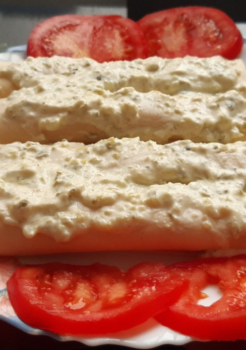 Una foto de Canelones fríos de pavo y queso con salsa de yogur y mostaza