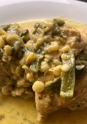 Una foto de Pollito con rajas y elote