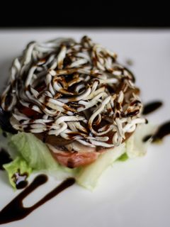 Una foto de Ensalada tibia de gulas y setas