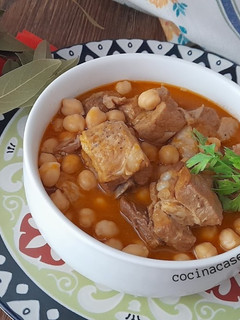 Una foto de Guiso de costillas con garbanzos