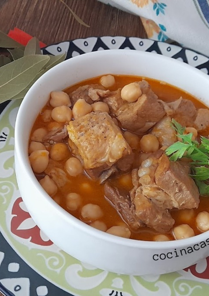 Una foto de Guiso de costillas con garbanzos