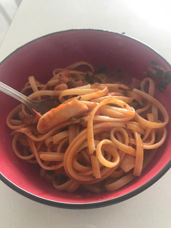 Una foto de Pasta con pulpo y albahaca