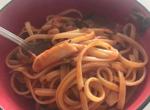 Una foto de Pasta con pulpo y albahaca